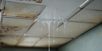 顶层漏水该找物业吗？